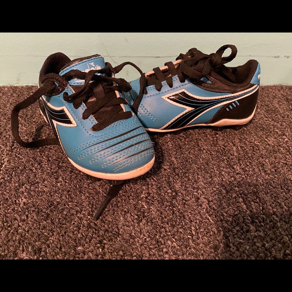 Diadora children’s soccer cleats